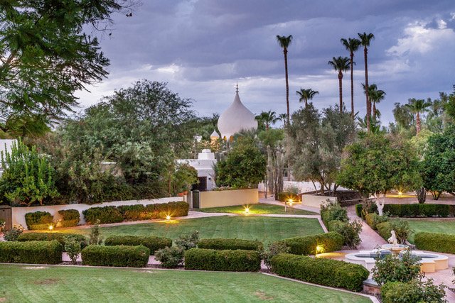 Casa Blanca gardens, fountain and palms at dusk in Paradise Valley